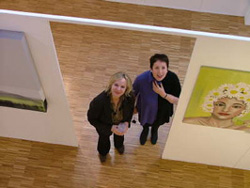Galerisitin Angelika Landherr mit Sophia Larson